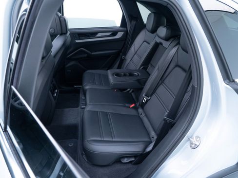 Certified 2025 Porsche Cayenne image 32