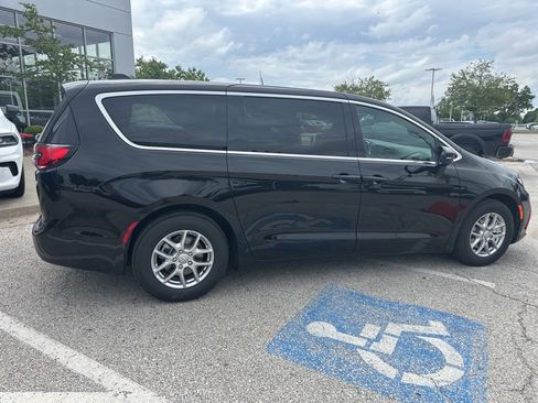 New 2025 Chrysler Pacifica Select w/ Uconnect Theater Family Group image 35