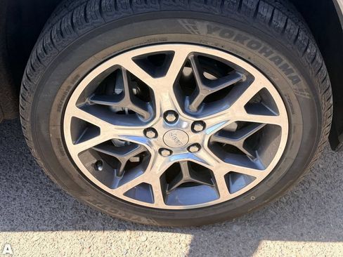 Used 2019 Jeep Grand Cherokee Overland AWD/4WD image 5