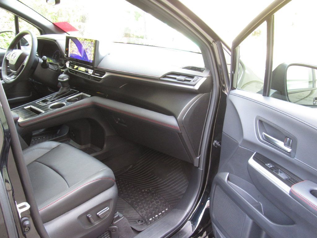 Used 2025 Toyota Sienna XSE AWD/4WD image 19