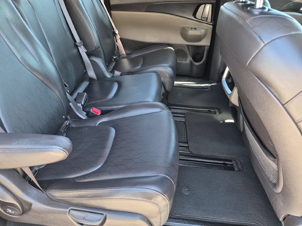 Used 2025 Kia Carnival FWD image 30