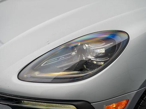 Used 2025 Porsche Macan image 30