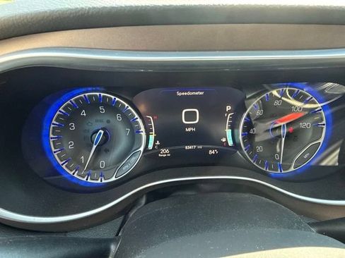 Used 2018 Chrysler Pacifica Touring-L Plus w/ Tire & Wheel Group FWD image 3