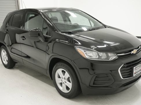 Used 2022 Chevrolet Trax LS w/ Tint and Cruise Package FWD image 3