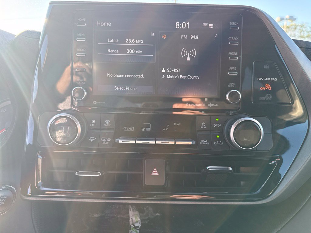 Used 2022 Toyota Highlander LE FWD image 12