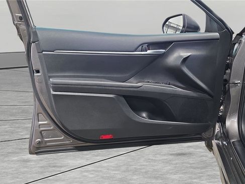 Used 2024 Toyota Camry SE image 12