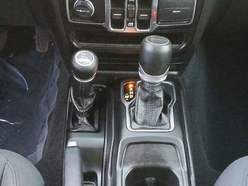 Used 2022 Jeep Gladiator Sport image 13