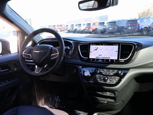 Used 2026 Chrysler Pacifica Select image 14