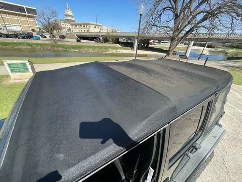 Used 2012 Jeep Wrangler Unlimited Rubicon image 17