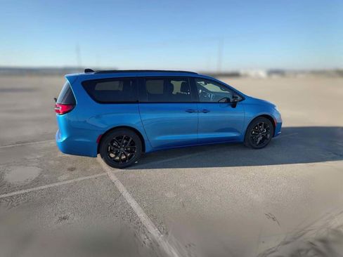 New 2026 Chrysler Pacifica Limited image 13