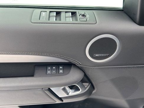 Used 2024 Land Rover Discovery Dynamic SE image 18