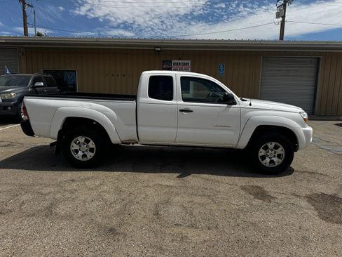 Used 2011 Toyota Tacoma PreRunner w/ SR5 Pkg #2 RWD image 4