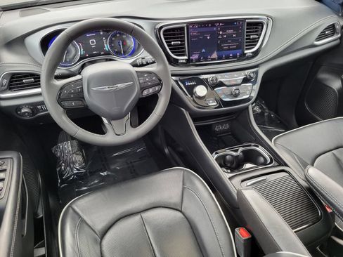 Used 2025 Chrysler Pacifica Limited FWD image 26