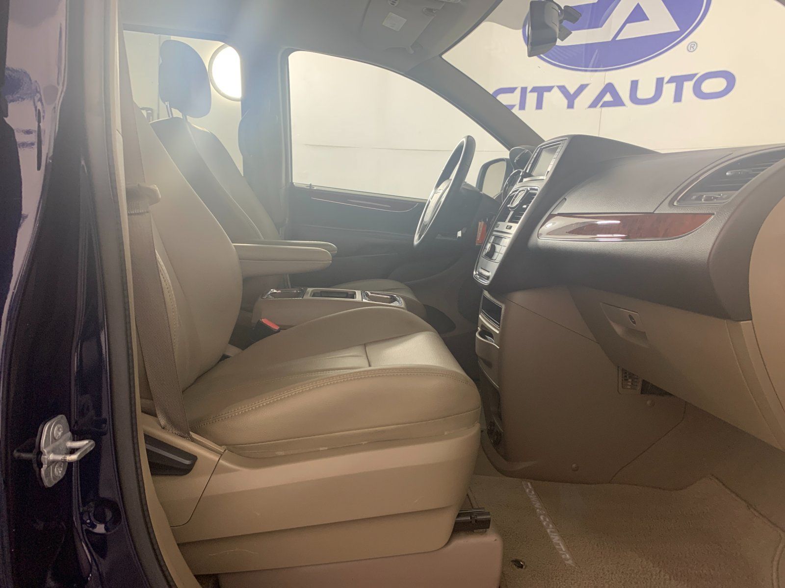 Used 2015 Chrysler Town & Country Touring w/ Trailer Tow Group FWD image 33