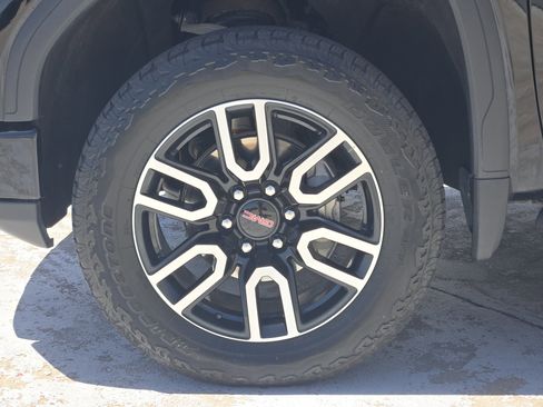 Used 2024 GMC Sierra 1500 AT4 w/ Technology Package AWD/4WD image 15