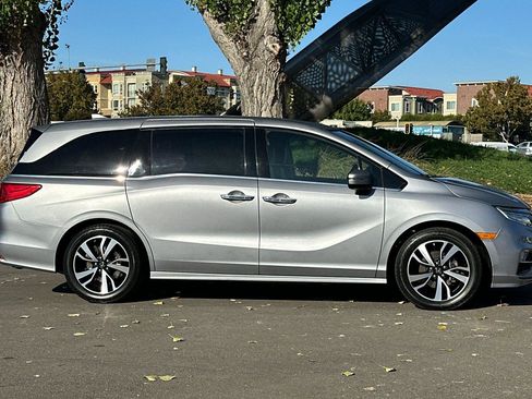 Used 2018 Honda Odyssey Elite image 3