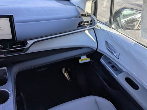 New 2026 Toyota Sienna XLE image 19