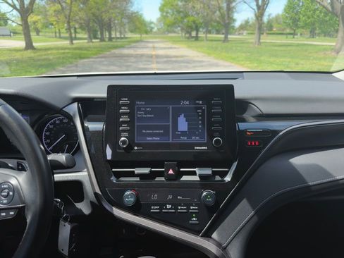 Used 2021 Toyota Camry SE FWD image 4