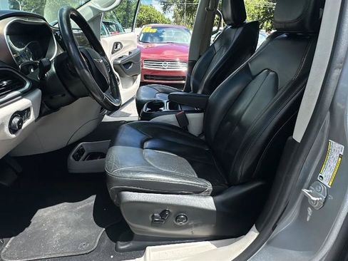 Used 2019 Chrysler Pacifica Touring-L FWD image 29
