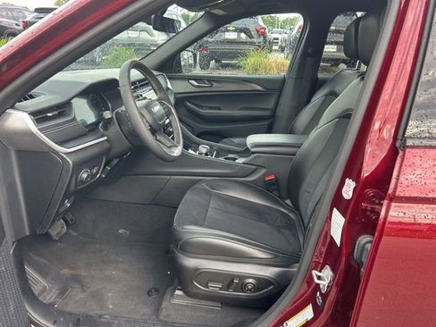 Used 2025 Jeep Grand Cherokee Altitude AWD/4WD image 7