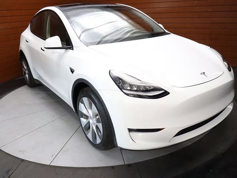 Used 2023 Tesla Model Y Long Range image 12