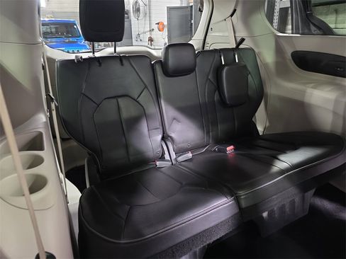 Used 2020 Chrysler Pacifica Limited image 9