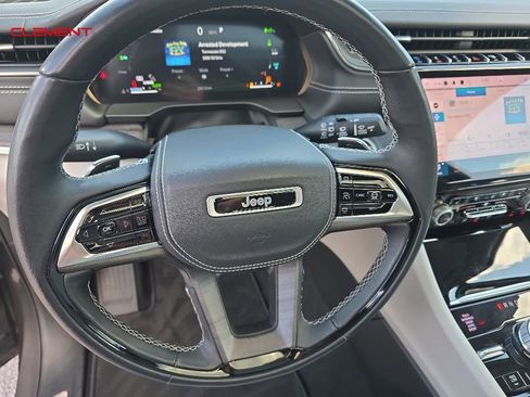 Used 2022 Jeep Grand Cherokee Overland w/ Advanced Protech Group III AWD/4WD image 11