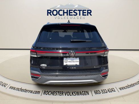 Used 2025 Volkswagen Taos SE AWD/4WD image 5