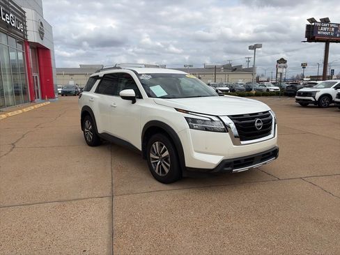 Certified 2024 Nissan Pathfinder SL image 6