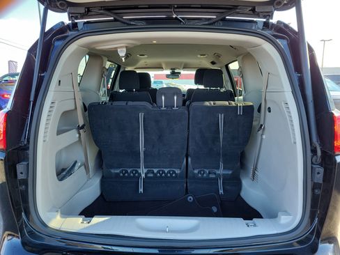 Used 2024 Chrysler Voyager LX image 8