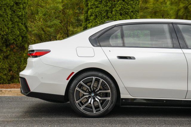 Used 2024 BMW i7 xDrive60 AWD/4WD image 9