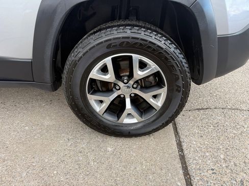 Used 2014 Jeep Cherokee Trailhawk image 11