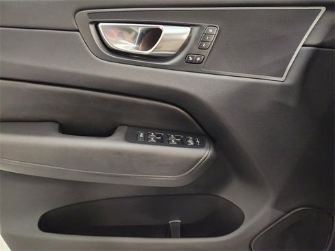 Used 2025 Volvo XC60 B5 Plus image 24