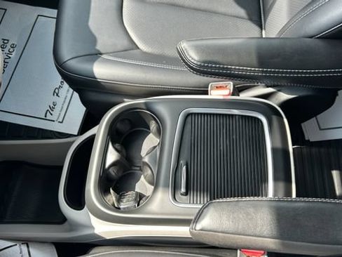 Used 2024 Chrysler Pacifica Touring-L FWD image 25