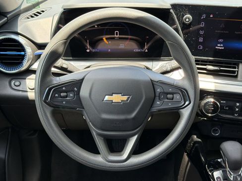 Used 2025 Chevrolet Trax LT FWD image 11