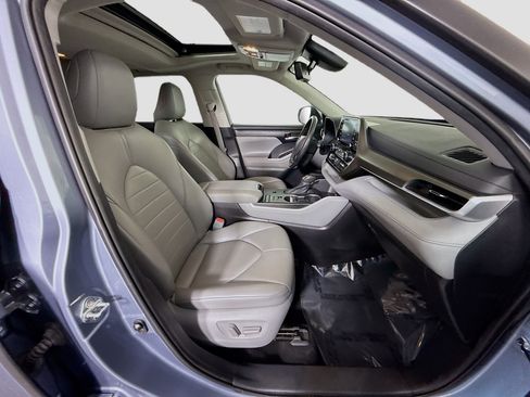 Used 2021 Toyota Highlander XLE image 29