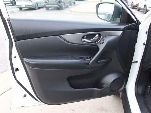 Used 2016 Nissan Rogue SV image 17