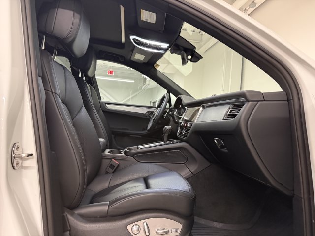 Certified 2026 Porsche Macan AWD/4WD image 25