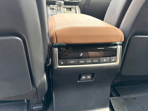 Used 2024 Lexus GX 550 w/ Accessory Package (Z1) AWD/4WD image 18