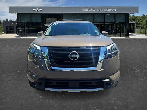 Used 2024 Nissan Pathfinder Platinum AWD/4WD image 2
