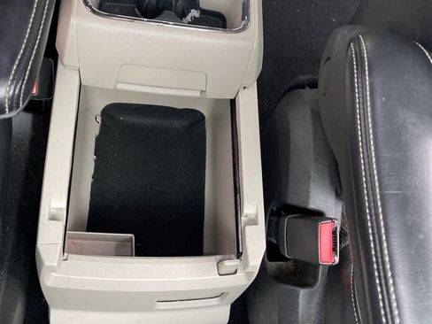 Used 2016 Chrysler Town & Country Touring w/ Driver Convenience Group image 40