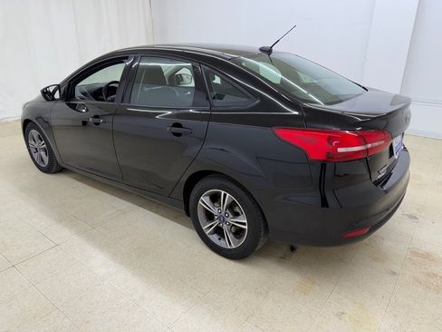 Used 2018 Ford Focus SE w/ SE Appearance Package image 3