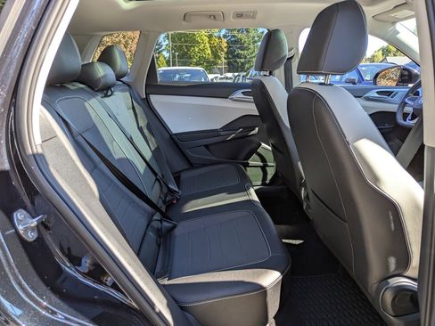 Used 2025 Volkswagen Taos SE w/ Panoramic Sunroof Package image 32