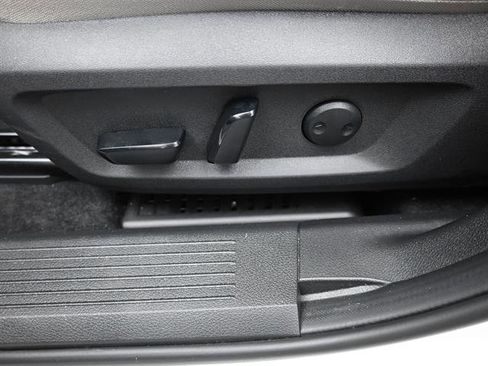 Used 2025 Nissan Rogue SL w/ Tech Package image 8