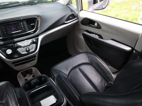 Used 2017 Chrysler Pacifica Touring-L FWD image 22