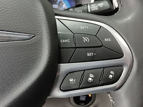 Used 2024 Chrysler Pacifica Touring-L FWD image 30