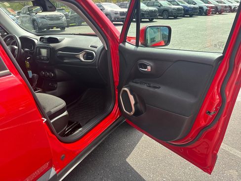 Used 2015 Jeep Renegade Latitude FWD image 43