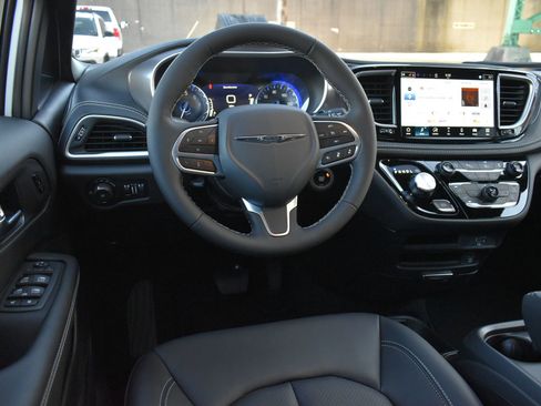 New 2026 Chrysler Pacifica Select image 21