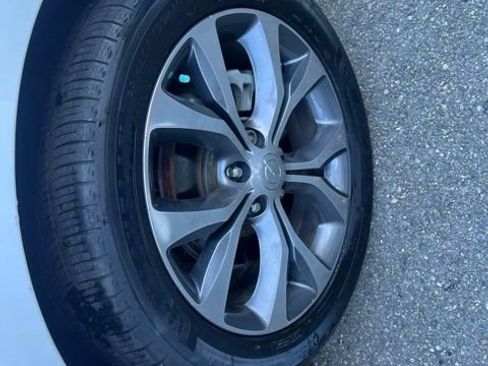 Used 2017 Chrysler Pacifica Limited w/ Tire & Wheel Group FWD image 13