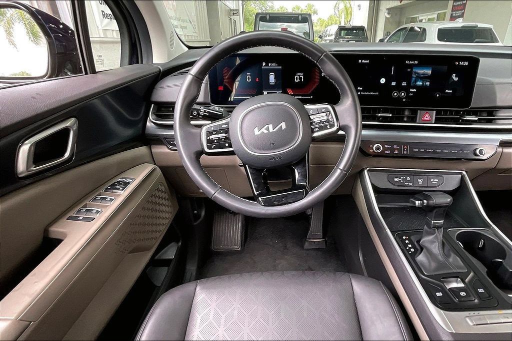 Used 2026 Kia Carnival FWD image 5